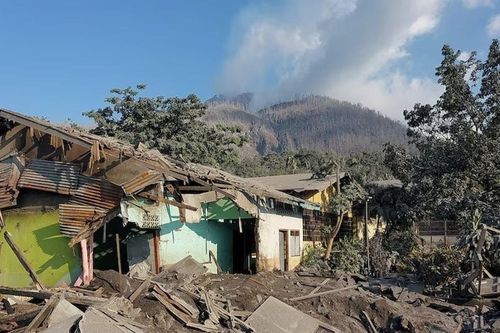 Núi lửa Lewotobi Laki-laki phun trào, Indonesia tính sơ tán 16.000 người