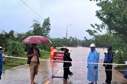 Quảng Nam: Mưa lớn nhiều tuyến đường bị ngập nặng