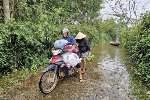 Người dân Quảng Trị tất bật trong mùa lũ
