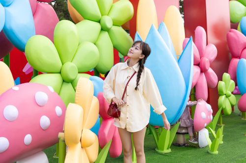 Xếp hàng check-in 'rừng hoa ánh sáng' đang hot nhất Đà Lạt