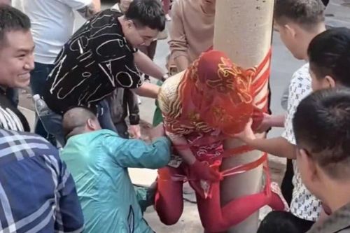 Thấy gì từ vụ cô dâu bị nhóm đàn ông trói vào cột điện ở Trung Quốc