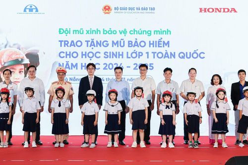 Honda Việt Nam tặng mũ bảo hiểm cho học sinh lớp 1 khu vực miền Trung