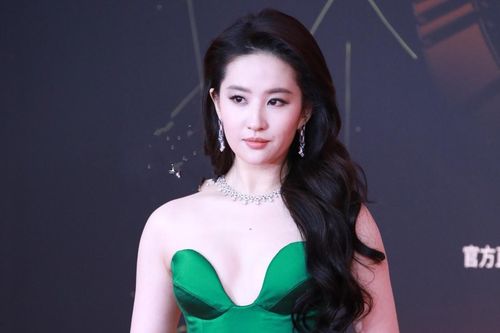 Lưu Diệc Phi lấn át đàn em trên thảm đỏ