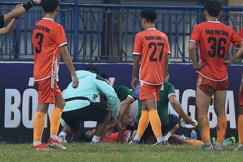 Cầu thủ bị ngưng tim ở giải hạng Ba Quốc gia