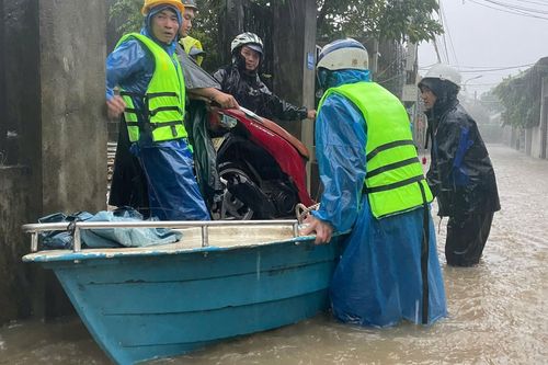 Đà Nẵng: Người dân vùng 'rốn' lũ đường Mẹ Suốt xuyên đêm chạy lũ