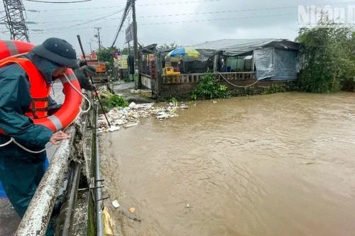 Người dân đường Mẹ Suốt 'thở phào' trong lũ nhờ chủ động khơi thông kênh thoát nước