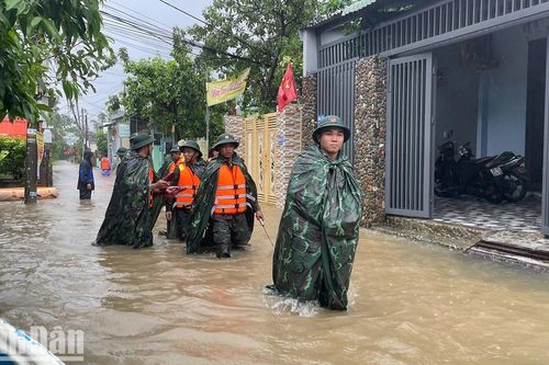 Các lực lượng giúp nhân dân trong mưa lớn