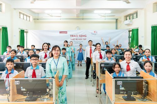 'Thêm con chữ, bớt đói nghèo': Hành trình đưa tri thức đến vùng khó khăn