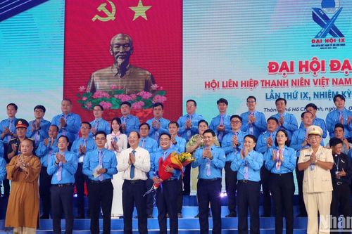 Xây dựng hình mẫu có lý tưởng cao đẹp, sẵn sàng cống hiến