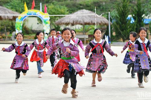 Hồn nhiên những nụ cười ở Lóng Luông
