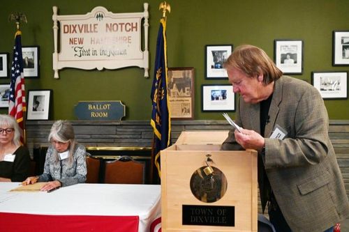 Ông Trump và bà Harris hòa nhau trong cuộc kiểm phiếu đầu tiên ở New Hampshire