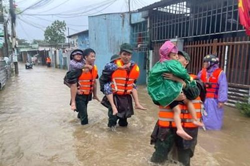 Bộ đội giúp nhân dân di dời người, tài sản trong vùng ngập lụt đến nơi an toàn