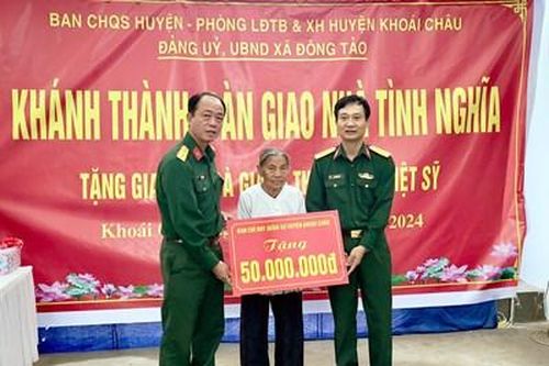 Ban CHQS huyện Khoái Châu (tỉnh Hưng Yên) bàn giao Nhà tình nghĩa tặng đối tượng chính sách