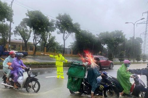 Công an Đà Nẵng khẩn trương huy động lực lượng ứng phó, hỗ trợ người dân trong mưa lớn và ngập lụt