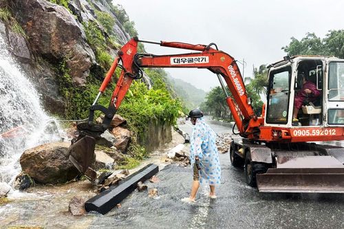 Nỗ lực khắc phục tình trạng đất, đá tràn lên các tuyến đường bán đảo Sơn Trà