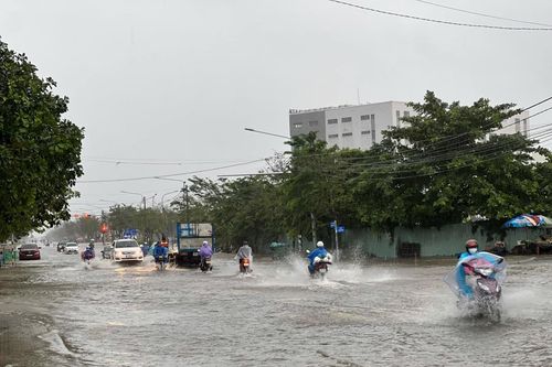 Quảng Nam mưa lớn nước chảy như thác đổ, nguy cơ sạt lở đất cao