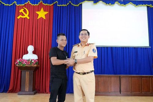 Bình Phước: Uống rượu say lăng mạ CSGT, một công dân phải xin lỗi công khai