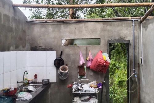 Lốc xoáy cuốn bay nhiều nhà dân ở Quảng Trị