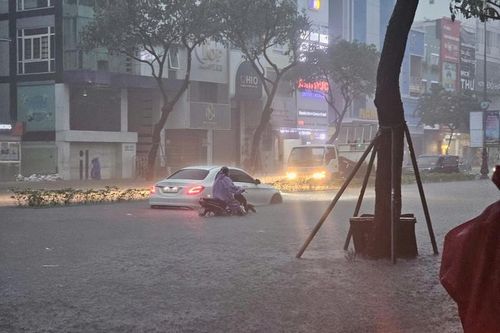 Đà Nẵng: Các trường cho học sinh nghỉ học do mưa lớn