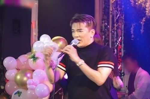 Đàm Vĩnh Hưng hát trong sinh nhật cháu ở Mỹ