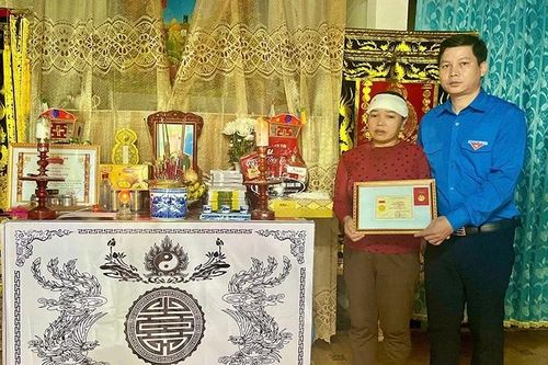 Trao huy hiệu 'Tuổi trẻ dũng cảm' cho nam thanh niên xung kích bị nước cuốn trôi