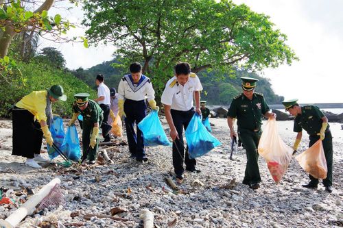 Bồi đắp tình yêu biển, đảo Tổ quốc cho cán bộ, nhân dân biên giới