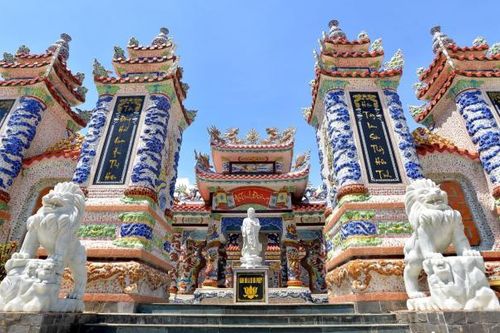 Độc lạ khu lăng mộ lộng lẫy như lăng tẩm hoàng gia ở Huế