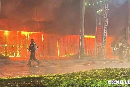 Thanh Hóa: Cháy lớn thiêu rụi ki-ot văn phòng phẩm