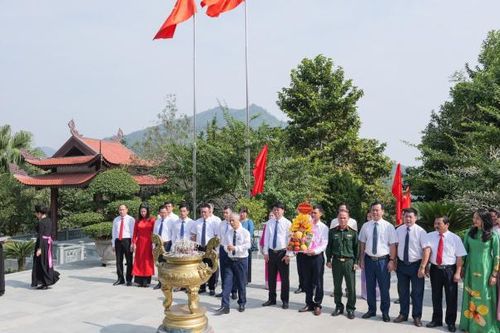Hội Nhà báo tỉnh Thái Nguyên tổ chức chương trình về nguồn tại ATK Định Hóa