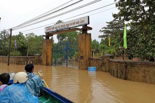 Mưa lớn gây ngập nhiều nơi, lốc xoáy làm tốc mái nhà dân Hải Lăng