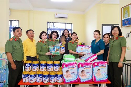 140 phần quà nghĩa tình tặng các em nhỏ tại Trung tâm công tác xã hội thành phố Cần Thơ