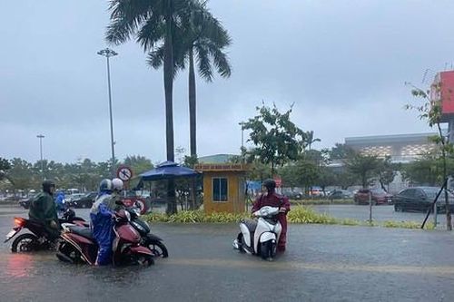 Đà Nẵng ngập do mưa lớn, nhà trường thông báo khẩn học sinh không tới lớp