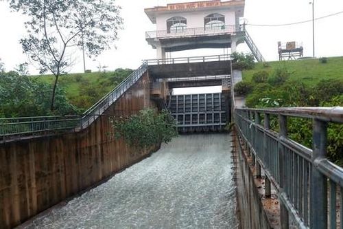 Mưa lớn kéo dài, Hà Tĩnh xả tràn nhiều hồ chứa nước