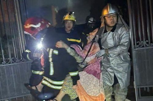 Cụ ông được giải cứu khỏi đám cháy gửi lời cảm ơn lực lượng Cảnh sát PCCC&CNCH Hà Nội