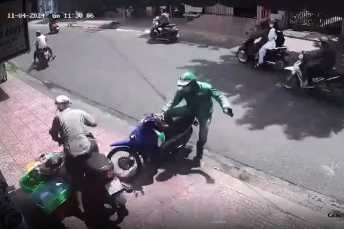 Bảo vệ siêu thị lao xe thẳng vào tên trộm xe máy trên vỉa hè