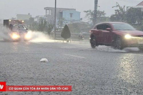 Mưa lớn, nhiều tuyến đường ở Đà Nẵng bị ngập