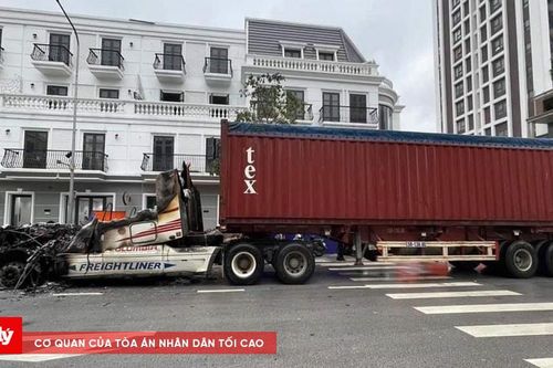 Đầu xe container bốc cháy dữ dội