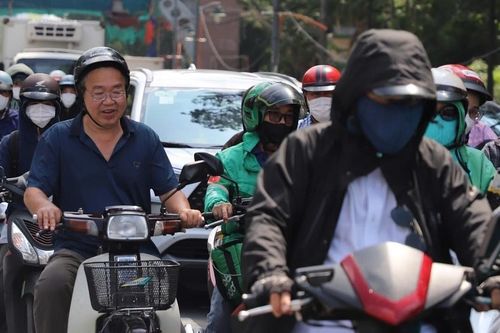 Hầm chui, cầu vượt cửa ngõ Tân Sơn Nhất kẹt xe kéo dài giữa trưa