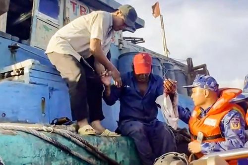 Cấp cứu kịp thời ngư dân gặp nạn trên biển