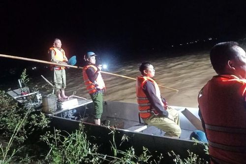 Cứu em học sinh lớp 5, người đàn ông ở Quảng Bình bị nước cuốn mất tích