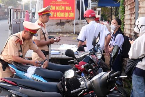 Hơn 300 phụ huynh 'dính' phạt vì để con lái xe máy ở Đồng Nai