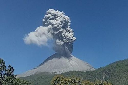 Núi lửa phun trào ở miền Đông Indonesia, hàng chục người thương vong