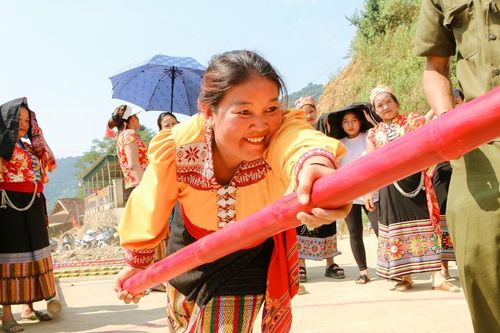 Sôi động trò chơi dân gian trong Ngày hội Đại đoàn kết của người Khơ Mú ở Nghệ An