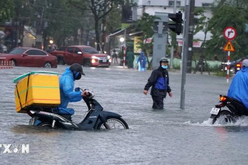 Đà Nẵng: Mưa lớn khiến nhiều tuyến đường ngập lụt, học sinh nghỉ học