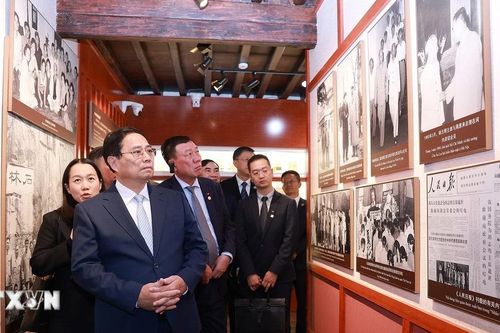 Thủ tướng thăm Khu di tích nơi ở của Chủ tịch Hồ Chí Minh tại Côn Minh
