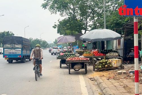 Ngang nhiên 'họp chợ' dưới lòng đường Đại lộ Thăng Long, gây mất an toàn giao thông