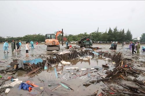 Ngư dân phải dỡ thuyền do bị mắc cạn