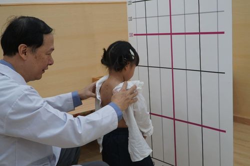 Sử dụng điện thoại di động trong thời gian dài khiến trẻ bị cong vẹo cột sống