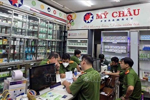 Khởi tố Chủ tịch Mỹ Châu Pharmacy Group cấu kết với ca sỹ để 'chạy án'