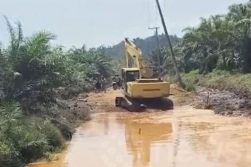 Đất bất ngờ hóa lỏng, 'nuốt chửng' máy xúc trước mặt người dân